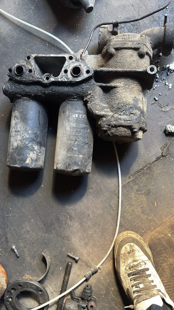 Iveco Stralis, yağ filtre gövdesi, yağ filtre ayağı, yağ soğutucu, oil cooler, filtre modülü, motor yağ filtresi, çıkma Iveco parça, Stralis motor parçaları.