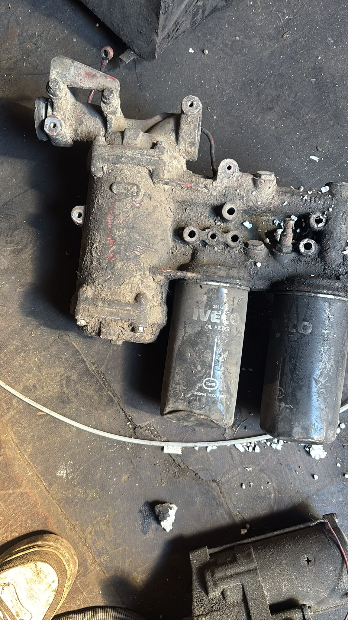 Iveco Stralis, yağ filtre gövdesi, yağ filtre ayağı, yağ soğutucu, oil cooler, filtre modülü, motor yağ filtresi, çıkma Iveco parça, Stralis motor parçaları.